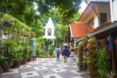 Wat Prathat Doi Suthep, Tayland 'daki Altın Tapınağı' nda yürüyen turistler