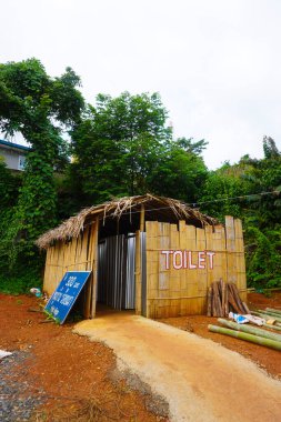 Wiang Pa Pao 'daki uzun boyunlu köyün tuvaleti Mae Chedi Mai, Tayland