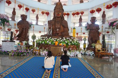 Wat Huay Pla Kang, Tayland 'daki Kızıl Tapınak' ta ibadet eden Budistler.