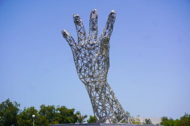 Şeyh Tamim Bin Hamad Al Thani Uluslararası Yolsuzlukla Mücadele Mükemmellik Ödülü için Doha 'nın Corniche In Doha, Katar' daki Sheraton Oteli 'ne yakın bir parkta heykel.