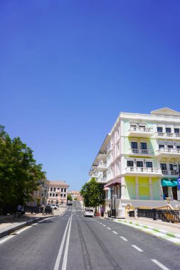 Pearl 'deki Porto Arabistan' da Doha, Katar 'daki Fairmont lüks tatil köyüne bakan cadde.