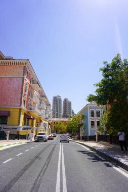 Pearl 'deki Porto Arabistan' da Doha, Katar 'daki Fairmont lüks tatil köyüne bakan cadde.