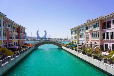 Pearl 'deki Porto Arabistan, Doha, Katar' daki Fairmont lüks tatil köyüne bakıyor.