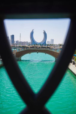 Pearl 'deki Porto Arabistan, Doha, Katar' daki Fairmont lüks tatil köyüne bakıyor.