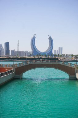 Pearl 'deki Porto Arabistan, Doha, Katar' daki Fairmont lüks tatil köyüne bakıyor.