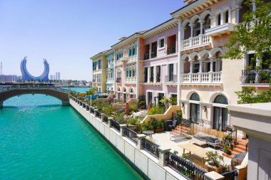 Pearl 'deki Porto Arabistan, Doha, Katar' daki Fairmont lüks tatil köyüne bakıyor.