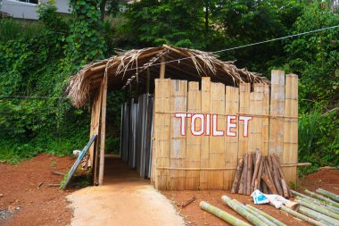 Wiang Pa Pao 'daki uzun boyunlu köyün tuvaleti Mae Chedi Mai, Tayland