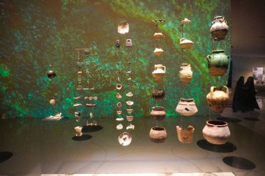 Eski vazolar ve fincanlar Katar Ulusal Müzesi