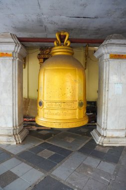 Wat Prathat Doi Suthep, Tayland 'daki Altın Tapınağı' nda büyük çan.