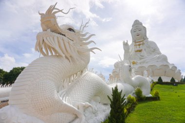 Wat Huay Pla Kang, Tayland 'daki Kızıl Tapınağın yanındaki Buda heykeline bakıyorum.