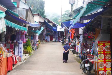 Tayland, Ban Doi Pui 'de küçük bir köyde alışveriş yapıyor.