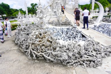WatRong Khun, Tayland 'daki beyaz tapınağın kalıntılarında kafatasları var.