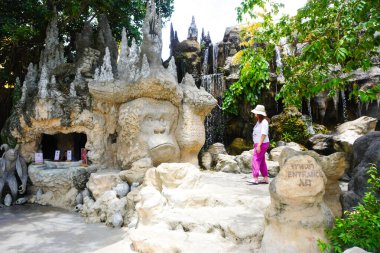 WatRong Khun, Tayland 'daki beyaz tapınaktaki sanat mağarasında şelale.