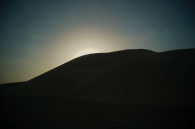 Çölde gün batımı manzarası In Doha, Katar