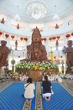Wat Huay Pla Kang, Tayland 'daki Kızıl Tapınak' ta ibadet eden Budistler.