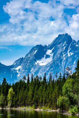 Wyoming 'deki Yılan Nehri' nin üzerindeki Grand Teton Dağları. Parlak mavi gökyüzü. Yüksek kalite fotoğraf