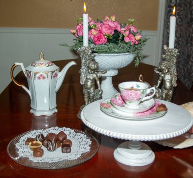 Sevgililer Günü sofrasında çikolata, kahve, mum ve çiçekler. Yüksek kalite fotoğraf