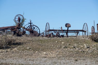 Terk edilmiş, paslı, eski tarım ekipmanları. Yüksek kalite fotoğraf