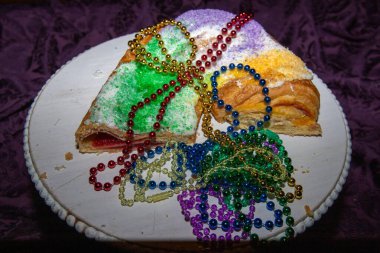 Mardi Gras kral pastası, boncuklu bir kaidede. Yüksek kalite fotoğraf