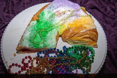 Mardi Gras kral pastası, boncuklu bir kaidede. Yüksek kalite fotoğraf
