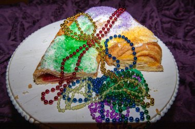 Mardi Gras kral pastası, boncuklu bir kaidede. Yüksek kalite fotoğraf
