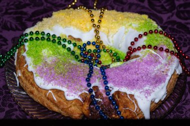Mor arkaplanlı Mardi Gras kral pastası. Yüksek kalite fotoğraf