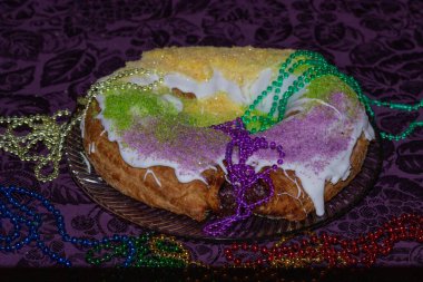 Mor arkaplanlı Mardi Gras kral pastası. Yüksek kalite fotoğraf