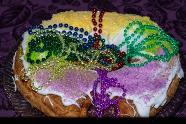 Mor arkaplanlı Mardi Gras kral pastası. Yüksek kalite fotoğraf