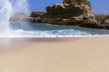 Dalgaların kayalara vurduğu güzel sahil Pacitan Klayer, Doğu Java, Endonezya