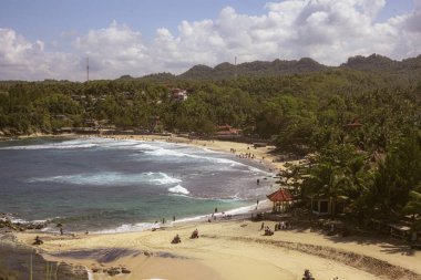 Dalgaların kayalara vurduğu güzel sahil Pacitan Klayer, Doğu Java, Endonezya