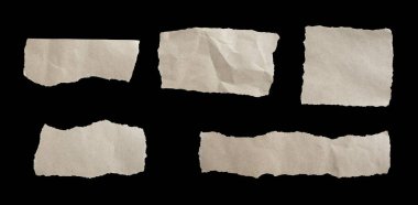 Siyah arkaplanda izole edilmiş yırtık kağıt parçaları..