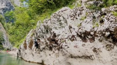 Bosna-Hersek 'teki güzel, kristal gibi berrak Neretva Nehri. Neretva Nehri 'ndeki kayalıkların ve ormanların arasında rafting.