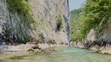 Bosna-Hersek 'teki güzel, kristal gibi berrak Neretva Nehri. Neretva Nehri 'ndeki kayalıkların ve ormanların arasında rafting.