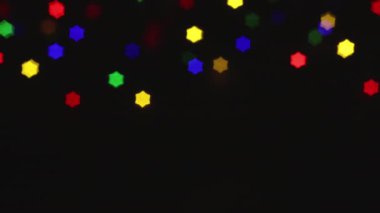 Noel ışıkları döngüsü. Odak ışıklarından yıldız şeklinde. Xmas bokeh arkaplanı.