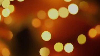 Noel ağacı ışıklarını düzenleyen odaksız eller. Tatil arkaplanı.