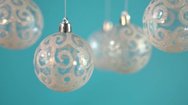 Mavi arka planda asılı Noel mücevherleri. Noel süslemesi. 