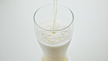 Beyaz masaya taze bira dökmek. Yukarıdan görüldüğü gibi soğuk bir bira döker..