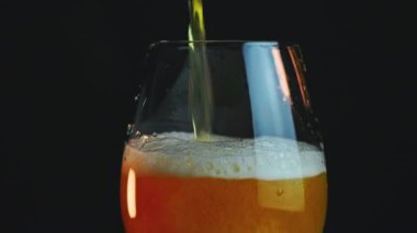 Bardakta köpüklü köpüklü bira doldur. Bira köpüğü doluyor ve tükeniyor..