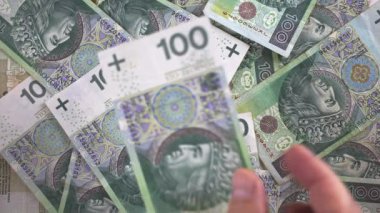 Düşen Polonya banknotlarının yakın plan görüntüsü. 100 zloti 'lik banknotlar yığılıyor.
