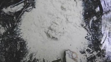 Yeraltından temiz kaynak suyunun fokurdaması yakındır. Temiz su ile orman pınarı kumda su kabarcıkları oluşturur.. 