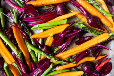 Kızartma için hazırlanmış pancar, havuç ve kuşkonmazdan oluşan tam çerçeve..