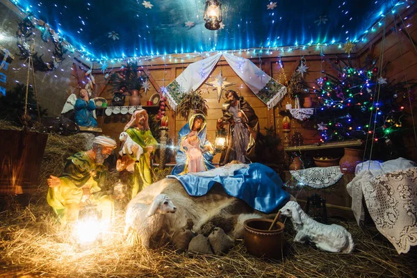 科隆圣诞市场的圣诞婴儿床圣母玛利亚生下耶稣的场景 耶稣躺在摇篮里 周围都是庆祝耶稣诞生的人 — 图库照片