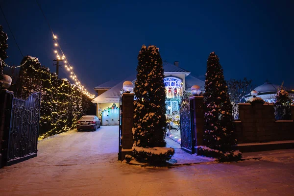 Das Haus Ist Mit Weihnachtsbeleuchtung Und Weihnachtsdekorationen Dekoriert Darunter Weihnachtsmänner — Stockfoto