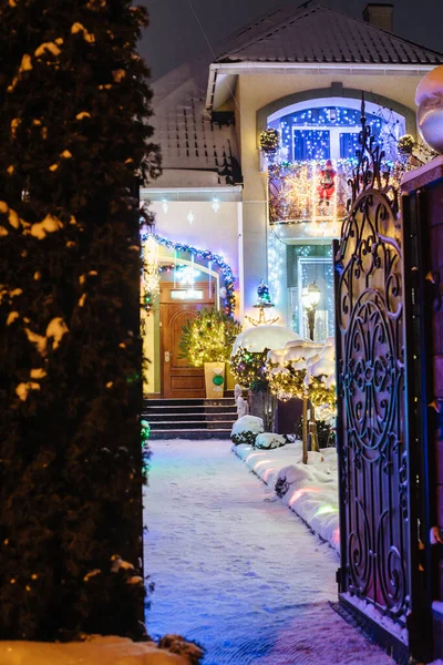 Casa Decorata Con Luci Decorazioni Natalizie Tra Cui Babbo Natale — Foto Stock
