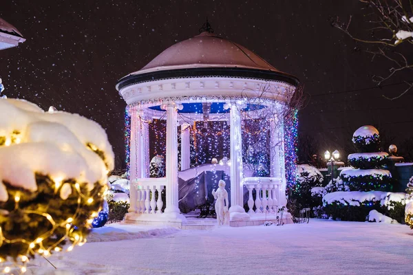 Φωτισμένο Κιόσκι Φώτα Χειμώνα Νύχτα Χιόνι Στο Έδαφος Χριστουγεννιάτικο Κιόσκι — Φωτογραφία Αρχείου