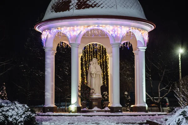 Una Cappella Con Vergine Maria Piccolo Gesù Tra Braccia Illuminato — Foto Stock