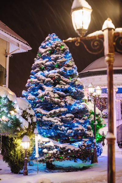 Χριστουγεννιάτικο Δέντρο Είναι Διακοσμημένο Φώτα Και Στρώματα Της Πρωτοχρονιάς Στο — Φωτογραφία Αρχείου