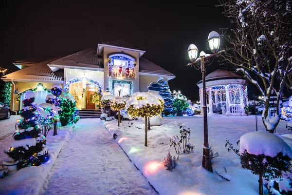 Будинок Прикрашений Освітлений Різдво Вночі Різдвяні Вогні Поза Домом — стокове фото