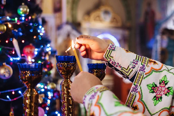 Крупный План Священника Зажигающего Свечи Церкви Рождественское Богослужение Украинской Православной — стоковое фото