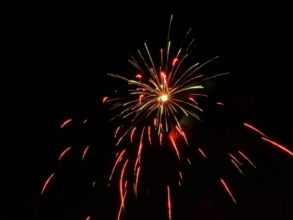 Fuochi Artificio Colorati Illuminano Cielo Notturno — Foto Stock